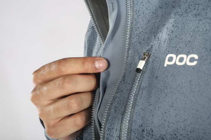 Eine Regenrinne an der Innenseite des Reißverschlusses kann eindringendes Wasser nach unten ableiten.