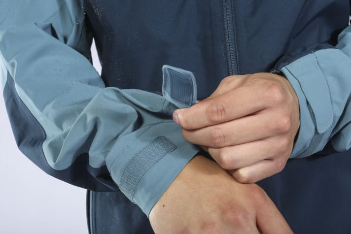 Der optimale Armabschluss hat Stretchbündchen und Klettverschlüsse.