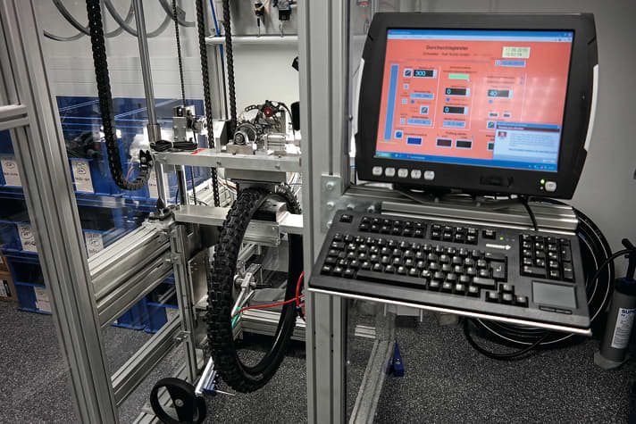 Auch Schwalbe investiert viel Energie, um die Belastbarkeit ihrer Reifen auf Herz und Nieren zu testen.