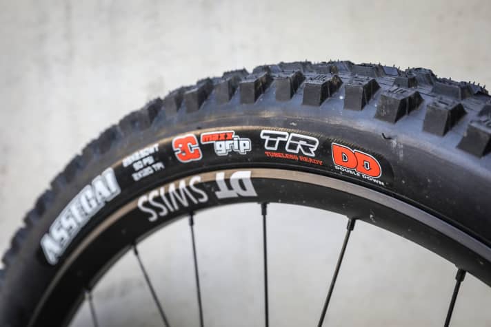 Welche Innereien sich unter dem Profil verstecken, verraten die Sticker auf der Seitenwand. DD steht für die robuste Doubledown-Karkasse, MaxxGrip für das weichste Gummi aus dem Maxxis-Portfolio.