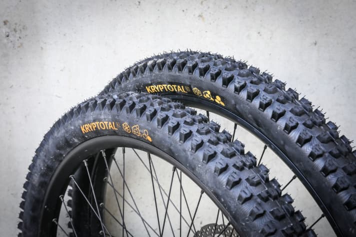 Kryptische Bildchen bei <a href="https://www.bike-magazin.de/komponenten/reifen-schlaeuche/mtb-reifen-continental-kryptotal-im-kurztest/" target="_blank" rel="noopener noreferrer">Contis Kryptotal</a>? Mit den Symbolen auf der Seitenwand sollte man sich vor der Reifenwahl unbedingt beschäftigen. Denn trotz identischem Profil sind die beiden Reifen im Bild ein komplett anderes Kaliber. Das Geheimnis liegt in Gummimischung und Karkassenkonstruktion.