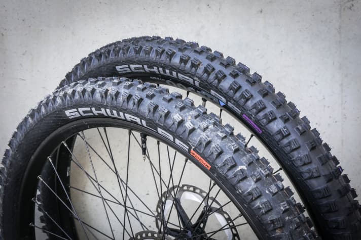 Twice Schwalbe, twice Magic Mary. Front: Superground carcass, soft rubber compound (orange). Rear: Supergravity Ultrasoft (purple).