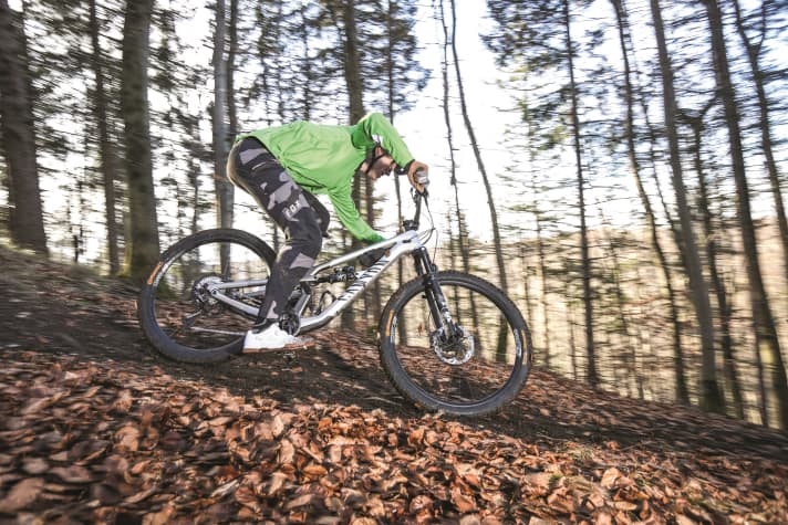 Auf dem Trail bietet die lange Fox MTB-Hose viel Bewegungsfreiheit dank der Verwendung von Stretch-Materialien.