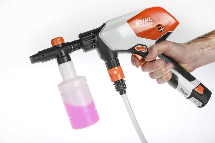 As with a cordless screwdriver, the motor and battery are integrated into the gun. In continuous operation, the weight is on the wrist