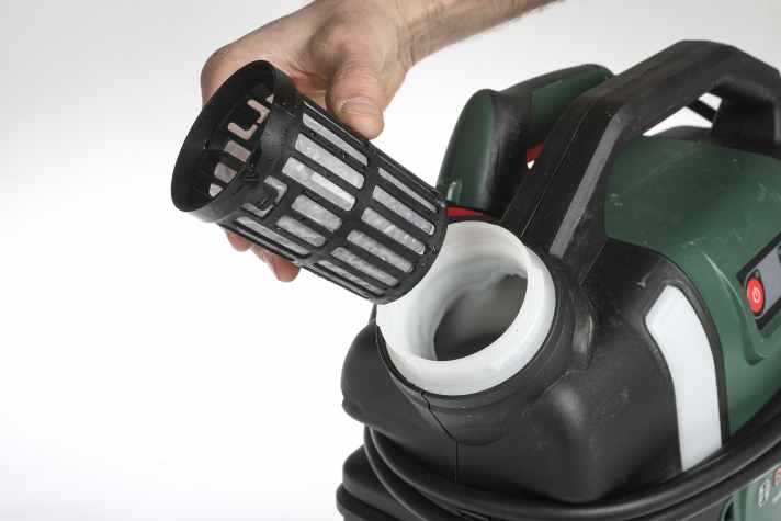 The tank holds six litres. Thanks to the filter, you can also draw it from the stream