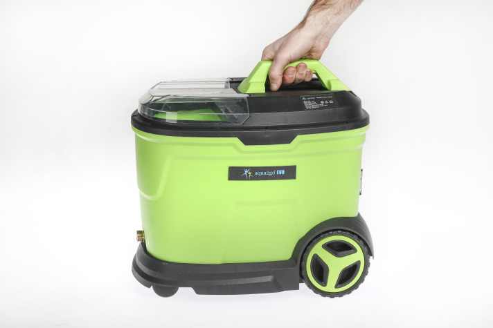 Das Gerät hat zwar Rollen, aber keinen Klappgriff, um es betankt hinter sich herzuziehen - unpraktisch