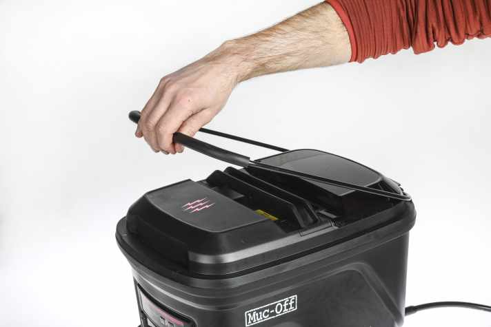 A good solution: a folding handle makes transport easier when the tank is full