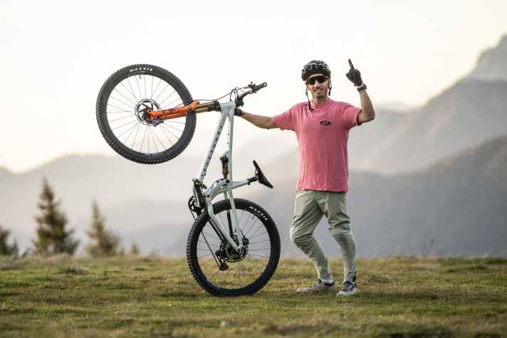 Tipp-Geber Laurin Lehner mit einem seiner vorgeschlagenen Schnäppchen. Er ist alle drei der vorgestellten Bikes gefahren.