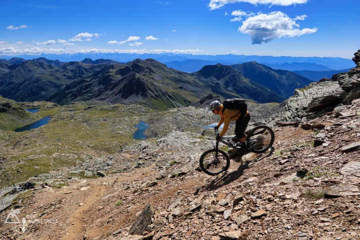 Viel Flow am Cima Collecchio im Trentino. Doch ab der Waldgrenze gibt’s für Biker und Fahrwerk das volle Bewegungsprogramm.
