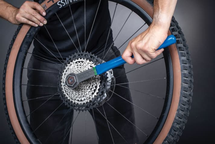 Große Werkzeuge (Zahnkranzabzieher) kommen zum Einsatz, wen die Kassette gewechselt werden muss. <a href="https://www.bike-magazin.de/werkstatt/schaltung-antrieb/workshop-kassette-ritzel-wechseln-how-to-anleitung-and-werkzeug/" target="_blank" rel="noopener noreferrer">Die Arbeitsschritte sind dagegen nicht schwer zu vollziehen</a>, auch für E-MTB-Einsteiger/innen.