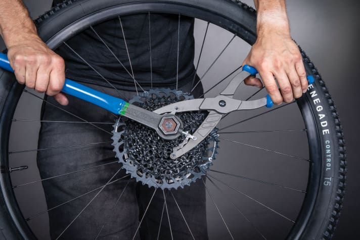 Der Wechsel von Shimano- und Sram-Kassetten ist fast gleich. Sram-Kassetten sind einteilig, bei höherwertigen Shimano-Kassetten lassen sich Ritzel auch einzeln tauschen.