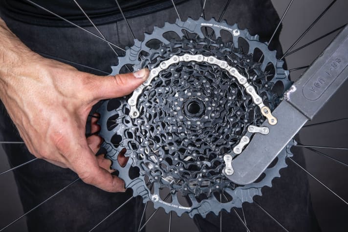 Tipp zur Verwendung der Kettenpeitsche: Auf einem der großen Zahnräder ansetzen, damit möglichst alle Kettenglieder in die Zähne des Ritzels greifen.