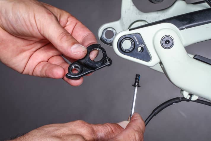 Bei stark verbogenen oder gebrochenen Schaltaugen hilft nur ein Tausch. Es gibt abhängig vom Bike-Rahmen unzählige Schaltaugentypen.