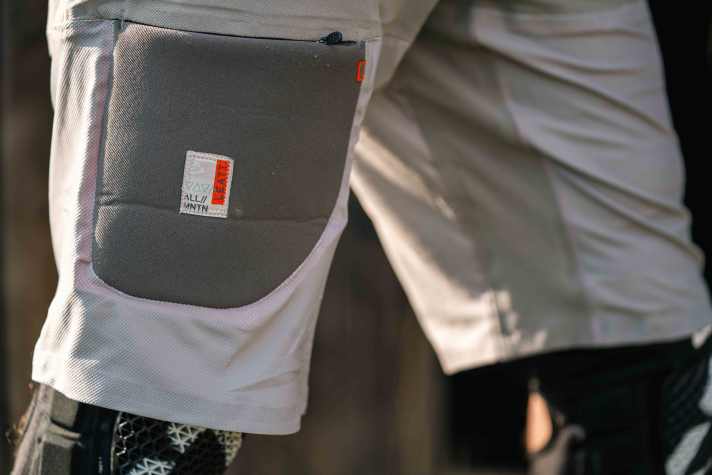 The pocket on the thigh is padded and protects both contents and muscles.