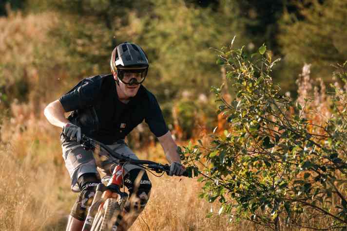 The short-sleeved All MTN 2.0 shirt is made from environmentally friendly wood fibres called Tencel.