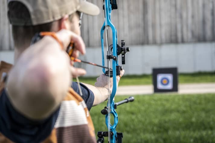 Of course, Albert doesn't have to do without regular training with the sports bow when preparing for the BIKE Mission 3000. Shooting trains physical awareness and mental strength.