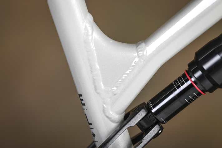 The aluminium frame is not lightweight and could be more elegantly finished. However, the package is appropriate in this price range.