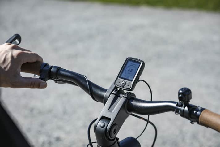 There is no gear lever. The remote on the left is used to set the cadence and the desired cadence.