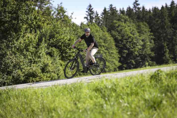 Und rum ums Eck: Obwohl das Rockrider kein leichtes Rad ist, lässt es sich gut steuern.