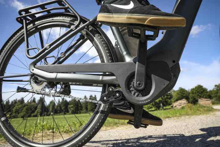 Das besondere steckt im Inneren: Der Owuru-Motor kombiniert Mittelmotor und Automatik-Getriebe, der Antrieb erfolgt klassisch über Kette.