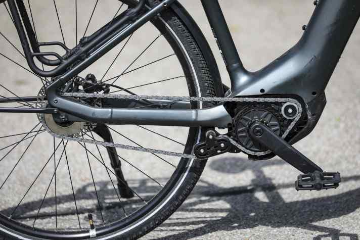 Das Besondere steckt im Inneren: Der Owuru-Motor kombiniert Mittelmotor und Automatik-Getriebe, der Antrieb erfolgt klassisch über Kette.