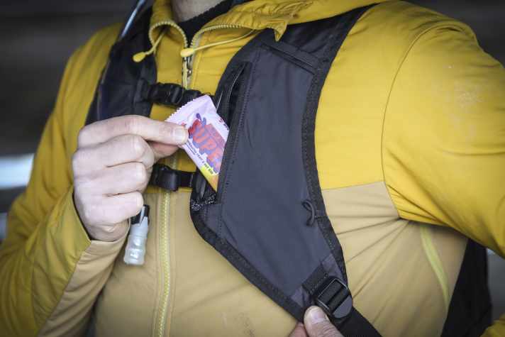 Sogar am Schultergurt befinden sich zwei kleine Fächer.