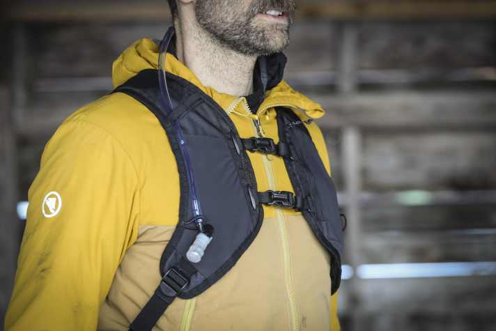 Mit doppeltem Brustgurt und den breiten Schulterträgern ähnelt der Rockrider einer Trinkweste.