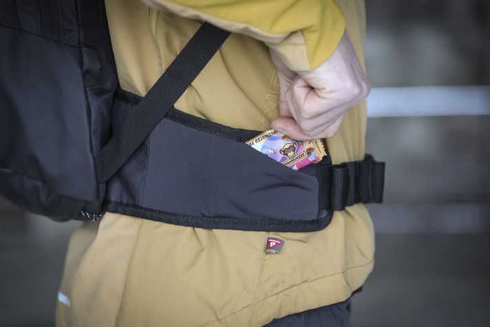 Auch die Hüftflügel bieten Stauraum für Riegel und Co. und sorgen zudem für guten Sitz im Gelände.