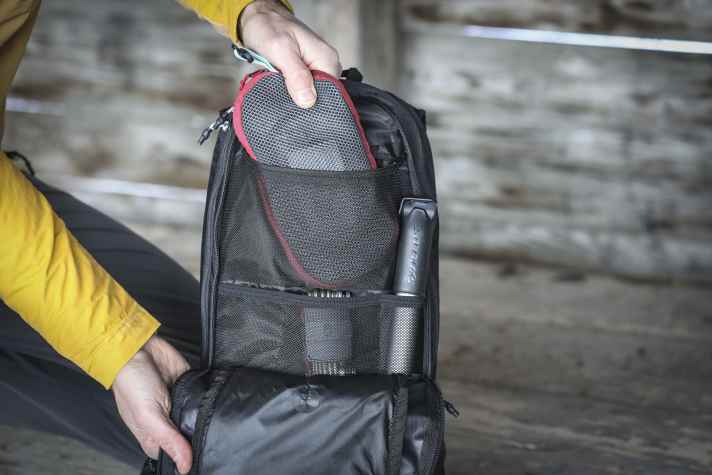 But the whole thing is almost a bit too much. Two main compartments with dividers, hydration bladder compartment and everything lined in dark colour. The organisation system is not very well thought out.