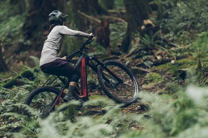 When lowered, the Reverb AXS provides minimal suspension. This should ensure comfort and traction, especially on technical climbs.