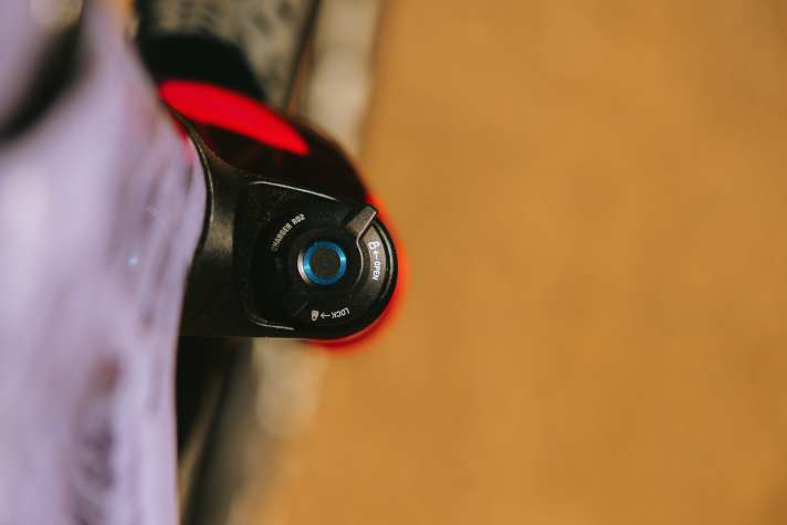 The Charger Race Day 2 cartridge, which has been specially designed for gravel use, is intended to provide effective damping and a particularly tight lockout for riding on the road.