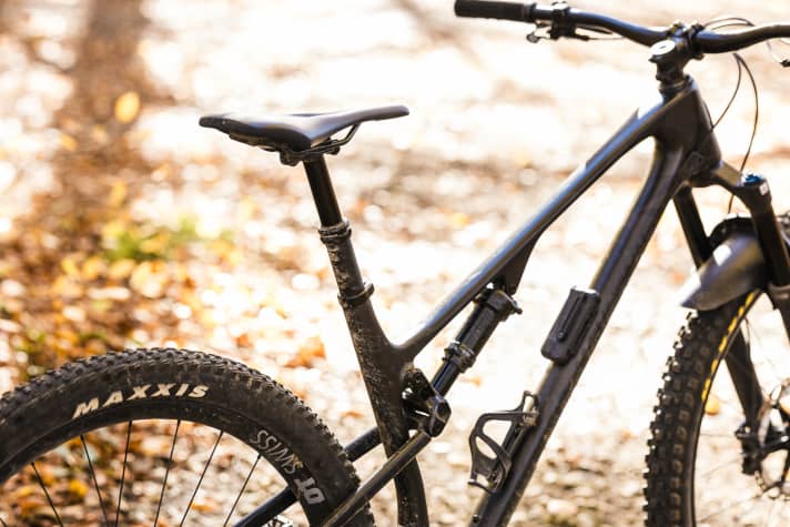 Hängen geblieben: Die Race-Face-Stütze fuhr oft erst nach einem kurzen Klapps auf den Sattel wieder aus.