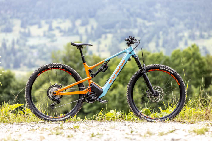 The Rocky Mountain Instinct Powerplay C70 costs 9900 euros - that's not the end of the line in the high-priced Instinct range. But there are also cheaper models with an aluminium frame.