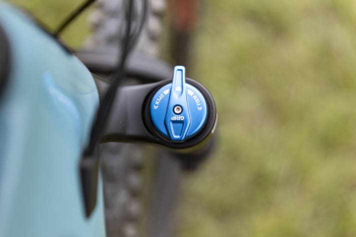 The Fit-Grip damping cartridge on Fox’s budget-friendly performance fork can’t hold a candle to the high-end models. At just under 10,000 euros, that’s hardly something to write home about.