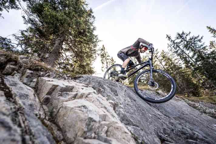 Kurzhubige Trailbikes, wie das Rocky Mountain Element wiegen nur um die 12 Kilo, nehmen es aber trotzdem mit anspruchsvollen Trails auf.