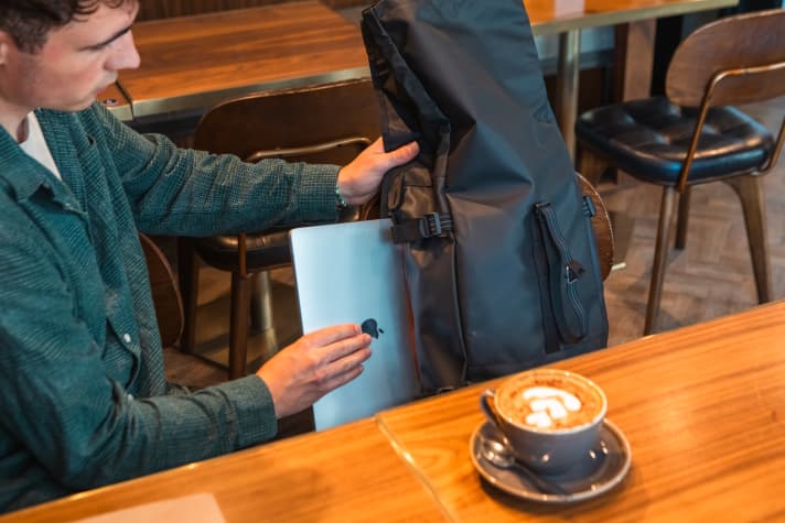 In everyday life, you often have to take your laptop with you. Bikepacking bags can't cope with this, so Restrap will be offering this roll-top rucksack in two different sizes from the end of the year.