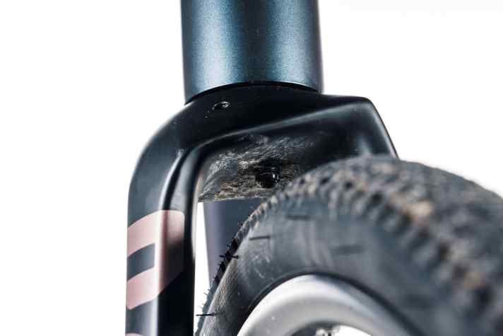 Worth its weight in gold when set up as a commuter: The <a href="https://www.tour-magazin.de/rennraeder/gravel-bike/rondo-ruut-al-1-sportlich-orientiertes-hingucker-gravelbike/" target="_blank" rel="noopener noreferrer">Rondo</a> would look much worse with a light cable around the fork, but the cable duct with inlet on the crown prevents this.