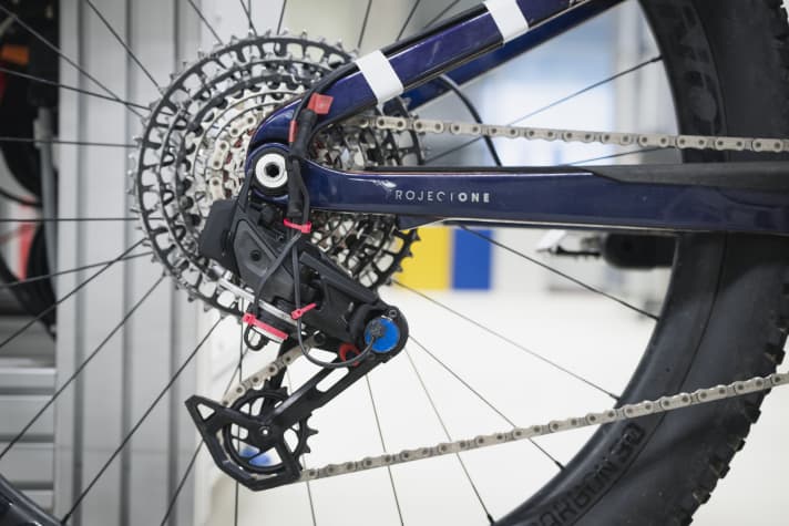 Shimano und Sram (hier zu sehen ein Prototyp der aktuellen Transmission-Funk-Schaltgruppe), produzieren ihre Schaltungen in Asien.