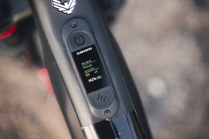 142 % - that sounds too good to be true. The capacity of the range extender is added to the capacity of the main battery in the display.