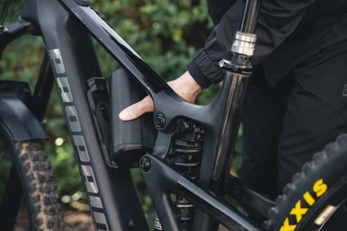 The additional battery can be quickly and easily clicked into a kind of bottle cage on the down tube. It must then be connected to the charging port via a cable.