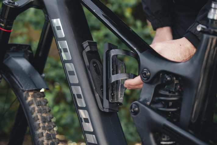 Instead of the additional rechargeable battery, a carrier plate with bottle holder can also be clicked on. This makes it easier to switch between operation with a water bottle or battery.
