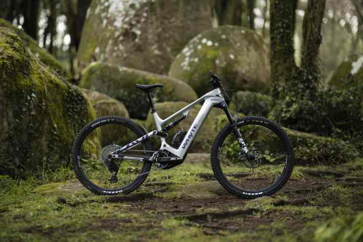 Mit 160/150 mm Federweg soll das Whyte Kado voll in die Kerbe sportlicher Trail- und Enduro-E-MTBs schlagen.