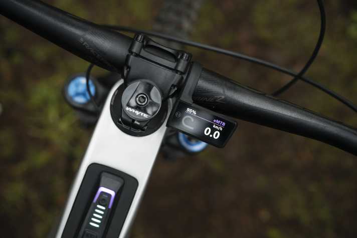 Das neue Bosch Purion 400 sitzt gut geschützt hinter dem Lenker und zeigt die nötigsten Infos an.