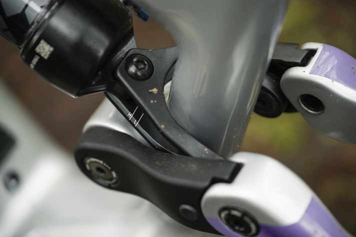 The geometry can be raised or lowered using the flip chip in the shock mount. The steering and seat angle change by 0.6 degrees, the bottom bracket height by 8 millimetres.