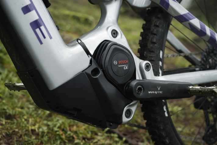 The Bosch Performance CX is installed slightly rotated so that the battery can be pulled out downwards in front of the motor.