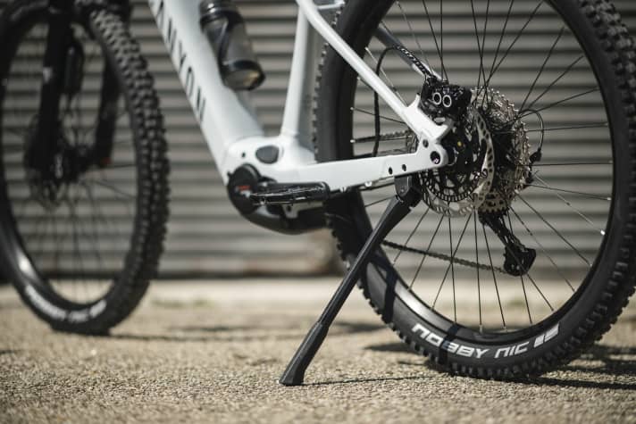 SUV or sports bike? All Grand Canyon:On bikes come from the factory without attachments. Side stands, mudguards and pannier racks are available in the Canyon shop to match the bike.