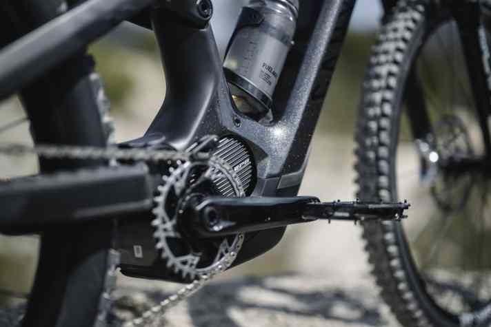 The bike is equipped with the well-known Shimano EP801 motor.