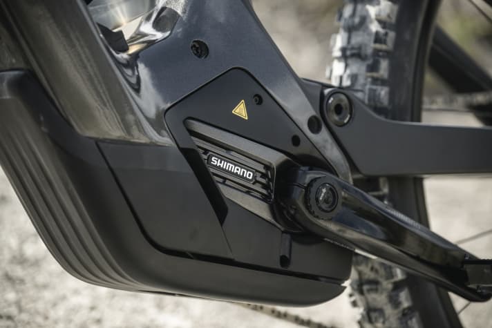 Even if it is not visible from the outside, the motor is new. What remains is the battery removal downwards from the closed down tube and the charging port in front of the motor.