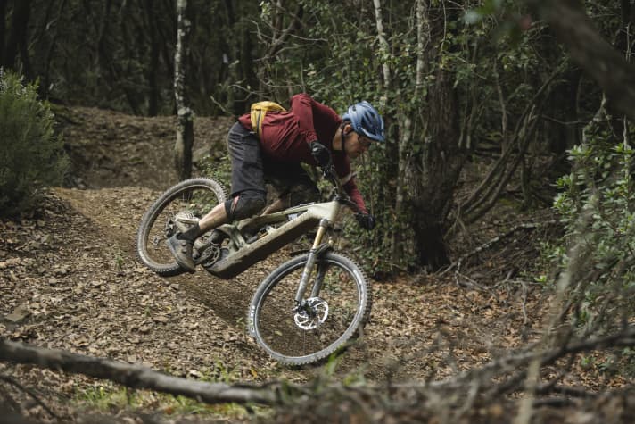 Im Tiefflug über die Trails! Das Canyon Torque:On CF schaut im flowigen Gelände gelangweilt, der Fahrer vorsichtshalber voll fokussiert.