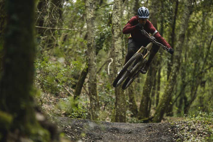 Style and jumps? The Canyon Torque:On screams: Bring it on! The rider delivers within the limits of his capabilities.